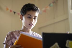 Child uses the computer.