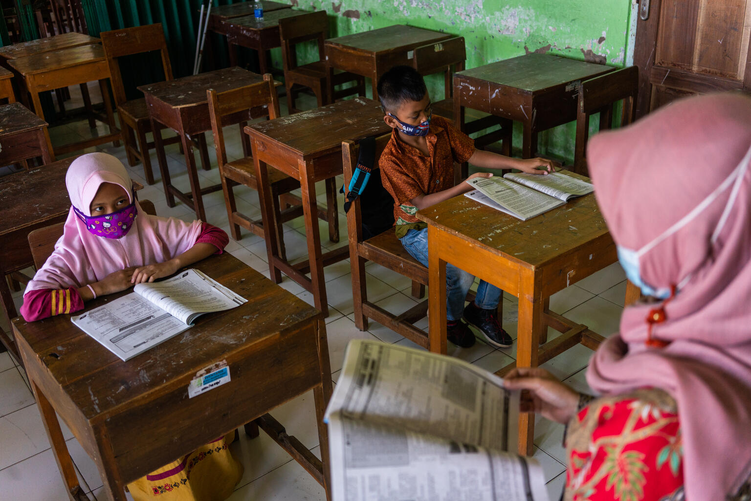 Children in Indonesia learn in a classroom. © UNICEF/UN0473700/Ijazah